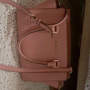 Pink MK Large Satchel purse and pink wristlet matching set. Pretty in pink
